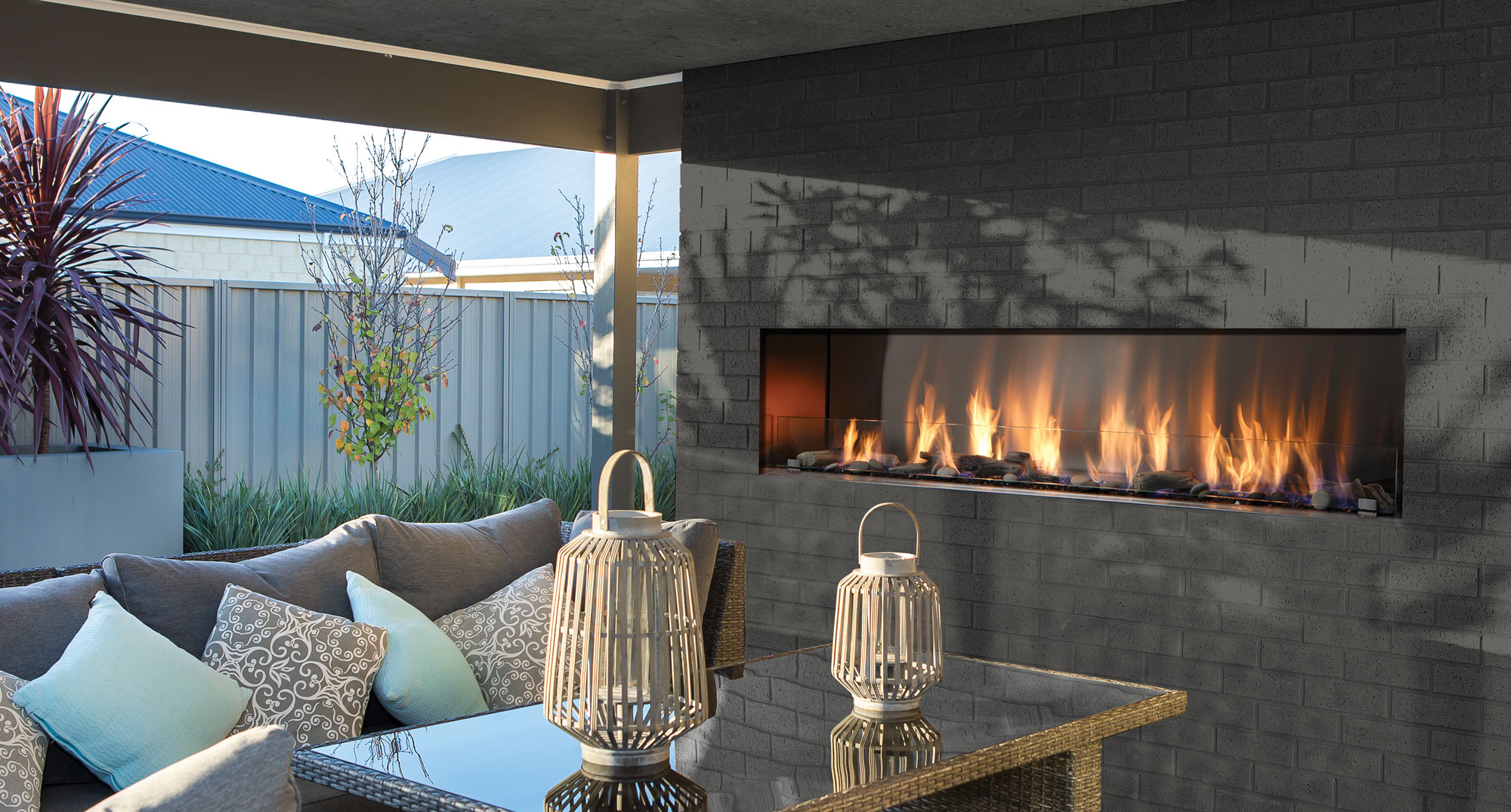 OFP7972S1N Outdoor Linear Gas Fireplace, MQG5C Glass Media, MQRBD3 Drift Wood, MQSTONE Decorative Stones